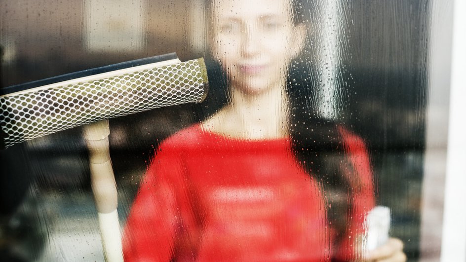женщина чистит окно женщина чистит окно