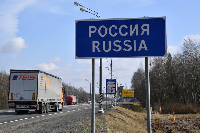 Дорожный указатель на трассе М1 (Минск – Москва) на белорусско-российской границе. Дорожный указатель на трассе М1 (Минск – Москва) на белорусско-российской границе.