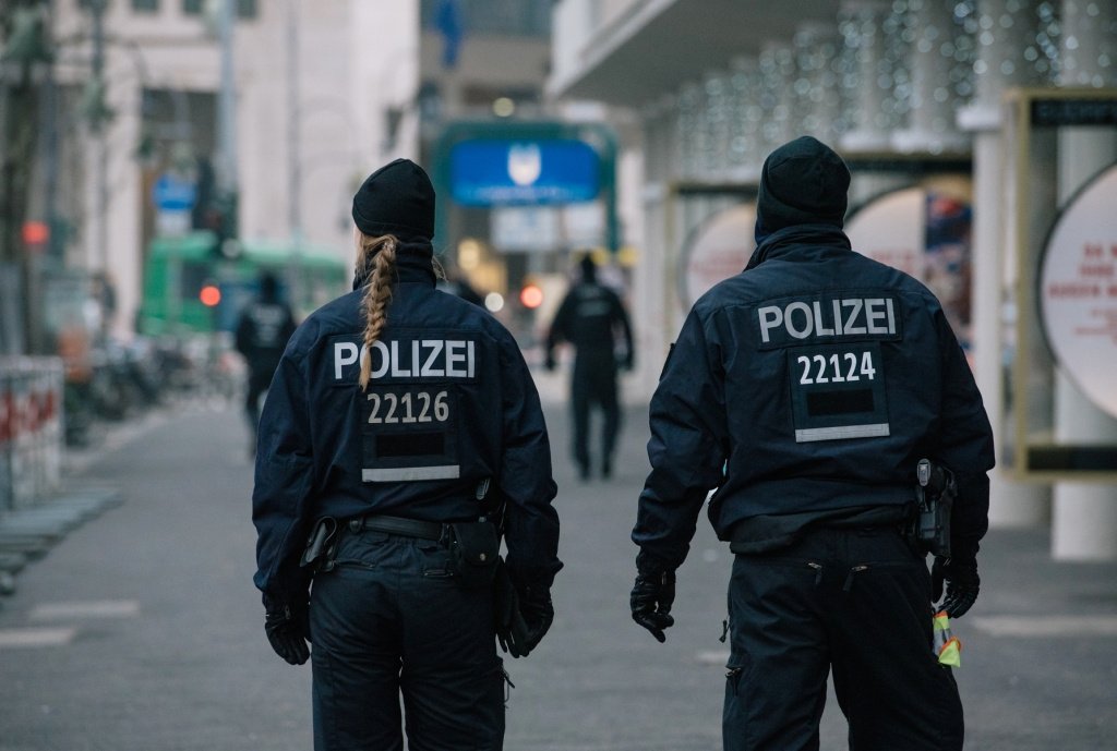 В Германии полиция открыла огонь по мужчине с топором на шествии фанатов