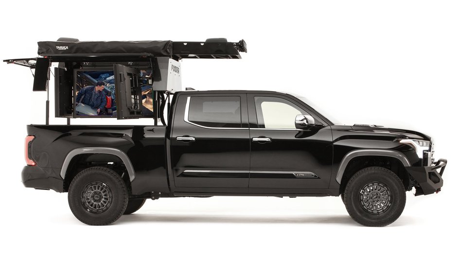 Пикап Toyota Ultimate Tailgate Tundra стоит боком с разобранной платформой