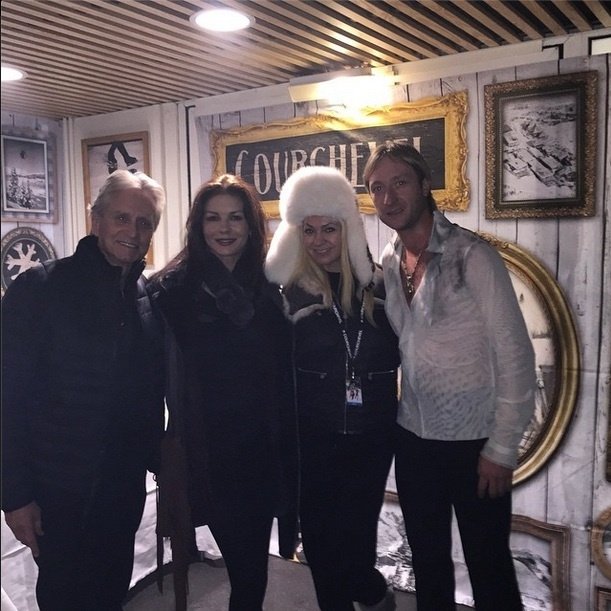 Яна Рудковская опубликовала в своем блоге фото с Майклом Дугласом и Кэтрин Зета-Джонс