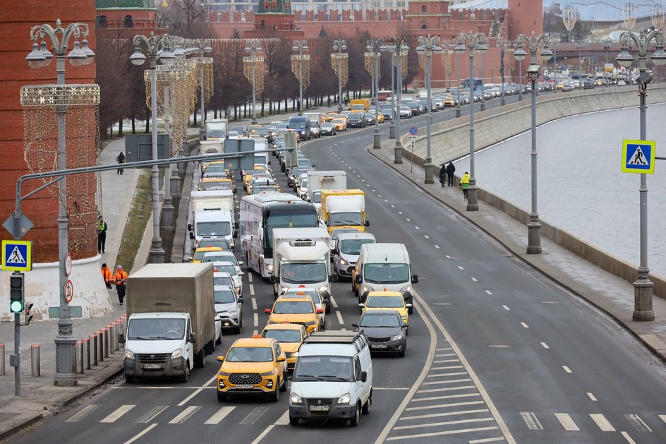 Автомобили на Кремлевской набережной по дорогам Москвы Автомобили на Кремлевской набережной по дорогам Москвы