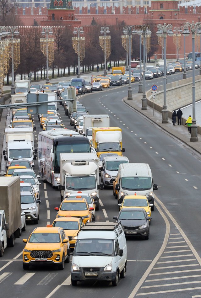 Автомобили на Кремлевской набережной по дорогам Москвы