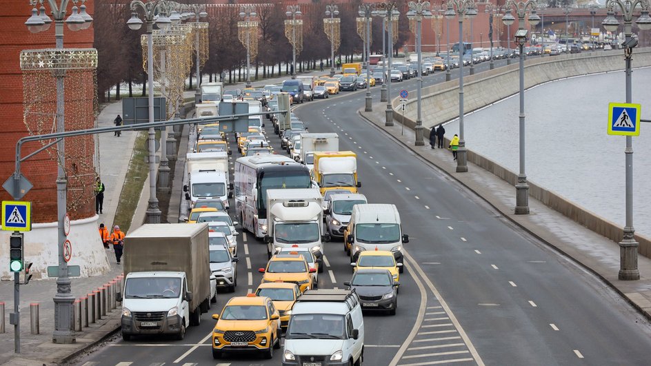 Автомобили на Кремлевской набережной по дорогам Москвы Автомобили на Кремлевской набережной по дорогам Москвы