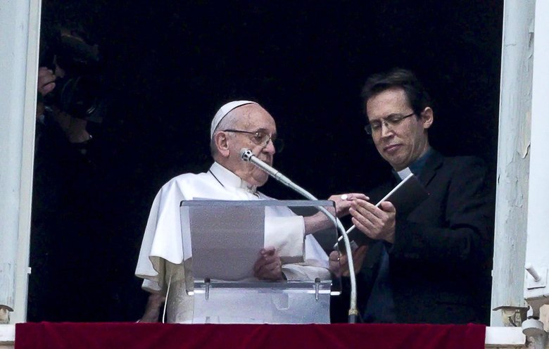 Папа Римский Франциск (слева) © EPA-EFE/ANGELO CARCONI