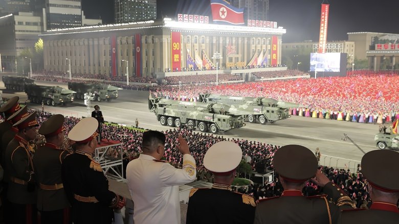 Трибуна Ким Чен Ына с лучшим видом на выступление. Фото: Red Star TV