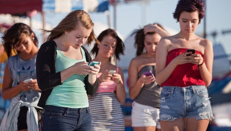 Современные подростки не отрывают своего взгляда от смартфонов