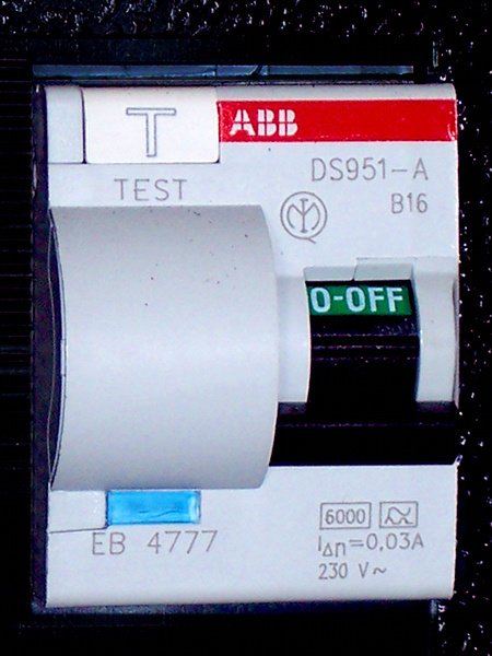 Автоматический выключатель с защитой от перегрузки. Фото: Wikimedia.org / Jahoe / Public Domain