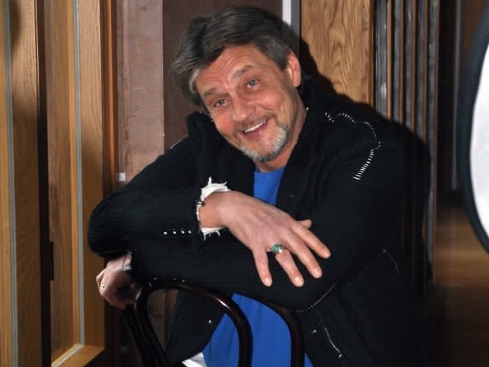 Александр Домогаров сидит на стуле Александр Домогаров сидит на стуле