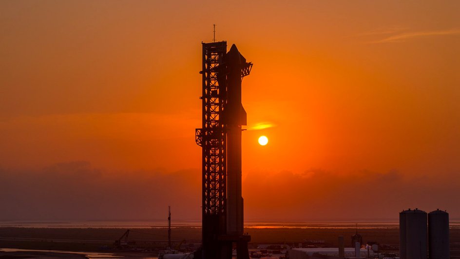Starship на стартовой площадке на закате Starship на стартовой площадке на закате