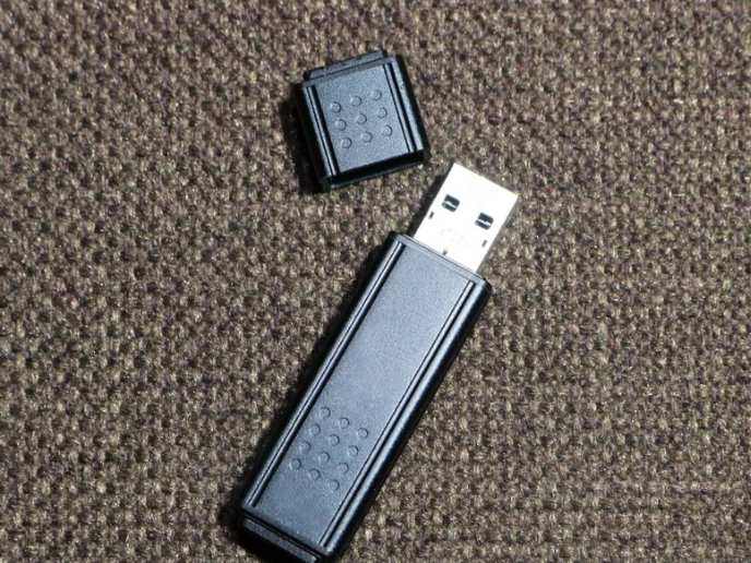 В USB-флешках работает примерно 100 тысяч циклов записи и чтения, а в сегнетоэлектрической памяти — десятки миллиардов В USB-флешках работает примерно 100 тысяч циклов записи и чтения, а в сегнетоэлектрической памяти — десятки миллиардов