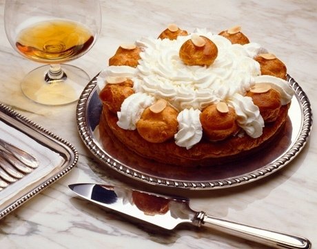 Из заварного теста можно сделать целый торт - например, "Сант-Оноре"