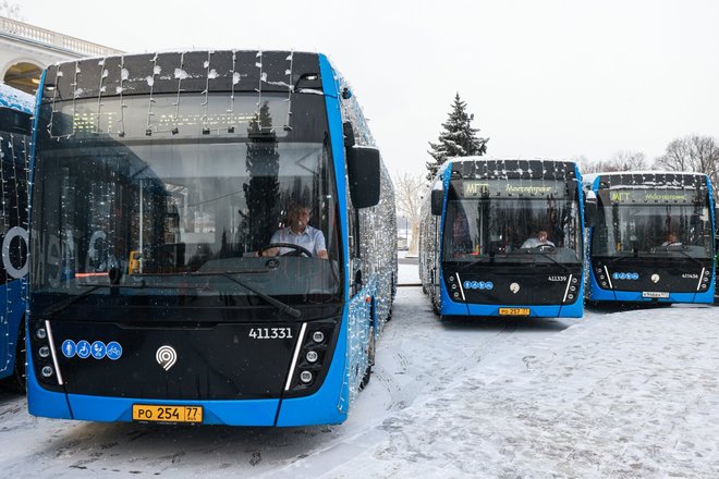 Электробусы на торжественном запуске новогоднего транспорта на Северном речном вокзале