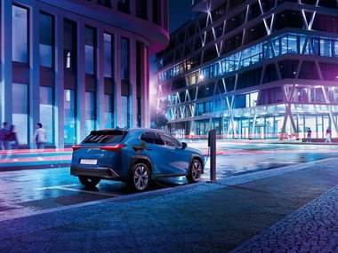 slide image for gallery: 25350 | Lexus