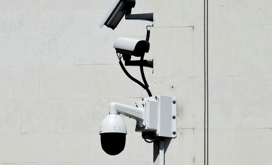 Скрытую камеру наблюдения обнаружила в примерочной работник магазина - Афинские Новости