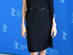 Slide image for gallery: 1727 | Идеальное черное платье на все случаи жизни надела Анджелина Джоли на премьеру своего фильма «В краю крови и меда». Вот только ее ноги с такой длиной юбки смотрятся слишком худыми и даже болезненными