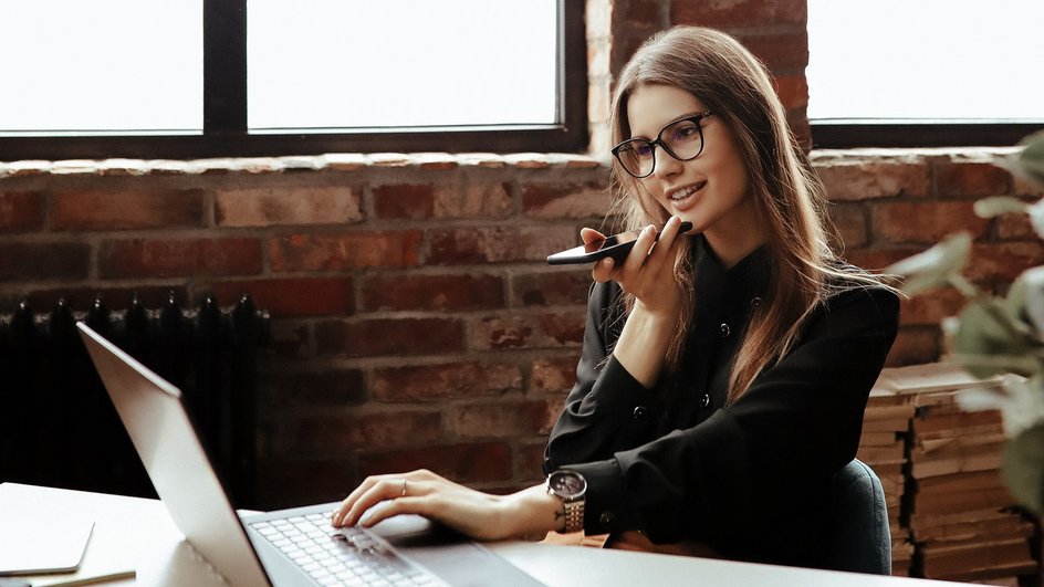 девушка за работой