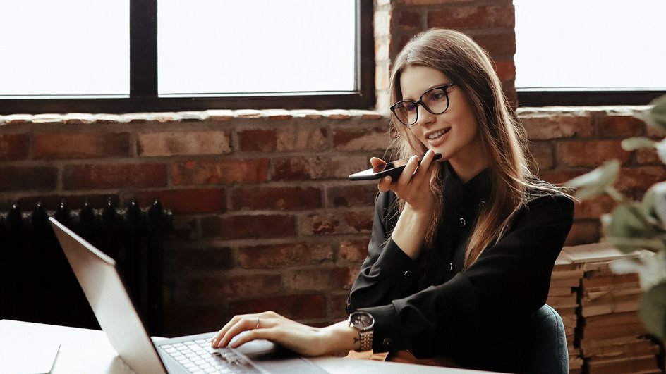 Девушка за работой Девушка за работой
