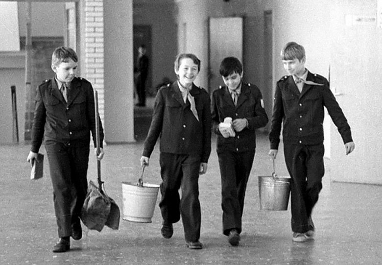 Школьники в форме нового образца, конец 70-х. 