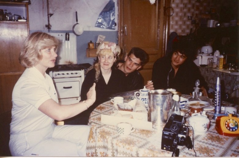 Слева направо: мама Джоанны Стингрей, Джоанна, Юрий Каспарян, Виктор Цой