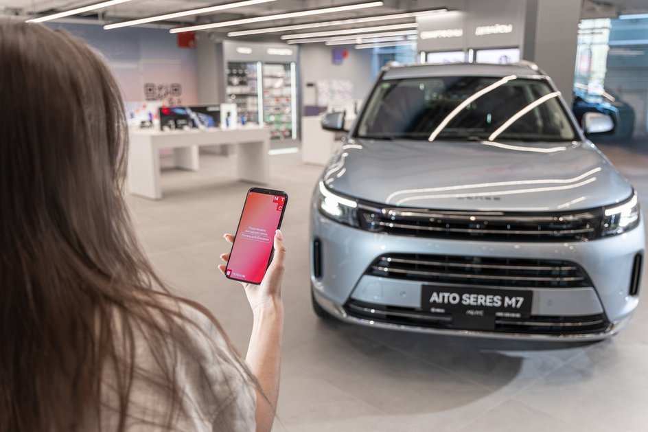 девушка возле AITO SERES M7 девушка возле AITO SERES M7