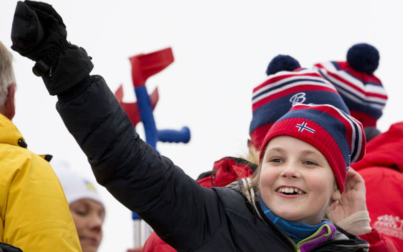 Принцесса Ингрид болеет за команду из Норвегии на лыжных соревнованиях
