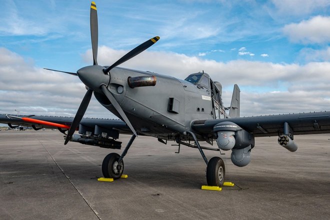 OA-1K Skyraider II припаркован на взлетно-посадочной полосе в Херлберт-Филд, штат Флорида