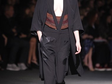 Slide image for gallery: 3294 | Комментарий lady.mail.ru: Дом Givenchy остается верен себе и предлагает носить одежду темных цветов и сложного покроя