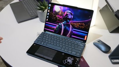 Живое фото гибридного ноутбука Lenovo Yoga Book 9i