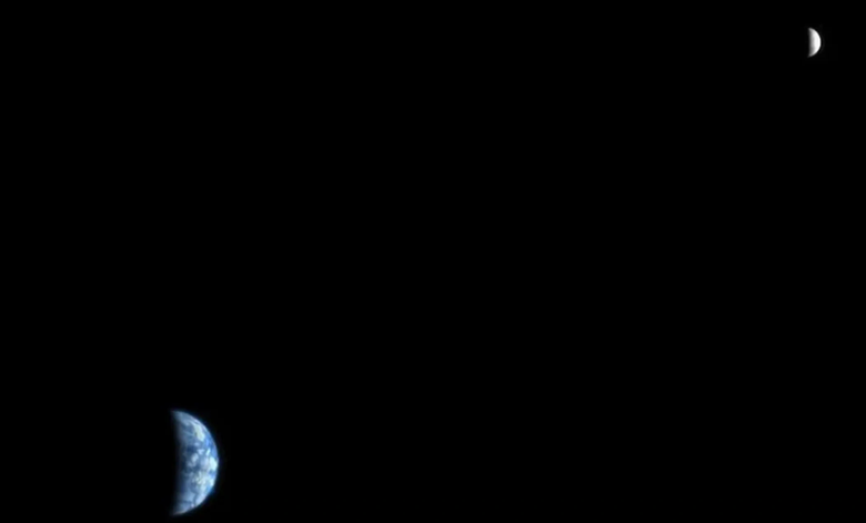 Земля и Луна на снимке Mars Express в июле 2003 года. Источник: sciencealert.com 
