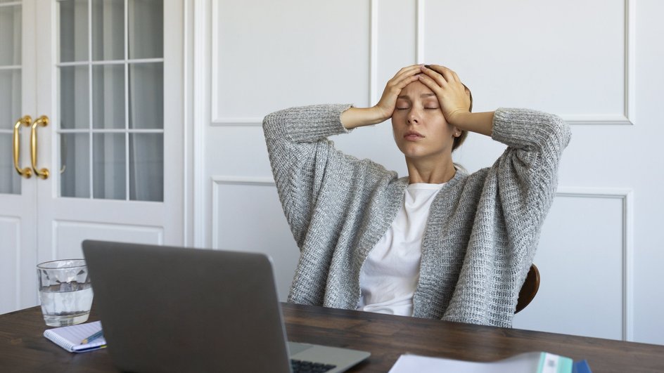 Женщина испытывает стресс на работе Женщина испытывает стресс на работе