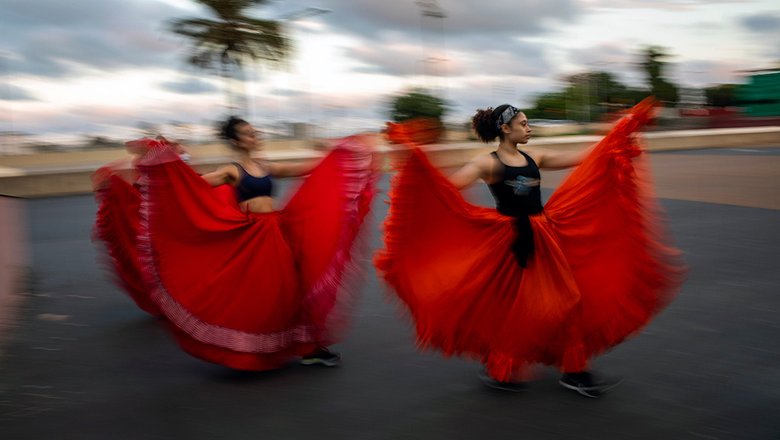 Танцовщицы из школы национального колумбийского танца в Барселоне репетируют в парке из-за запрета использования закрытых репетиционных площадок, Испания