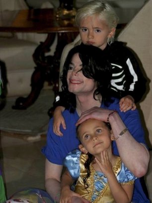 Slide image for gallery: 10158 | Майкл Джексон с детьми: Принсом и Пэрис