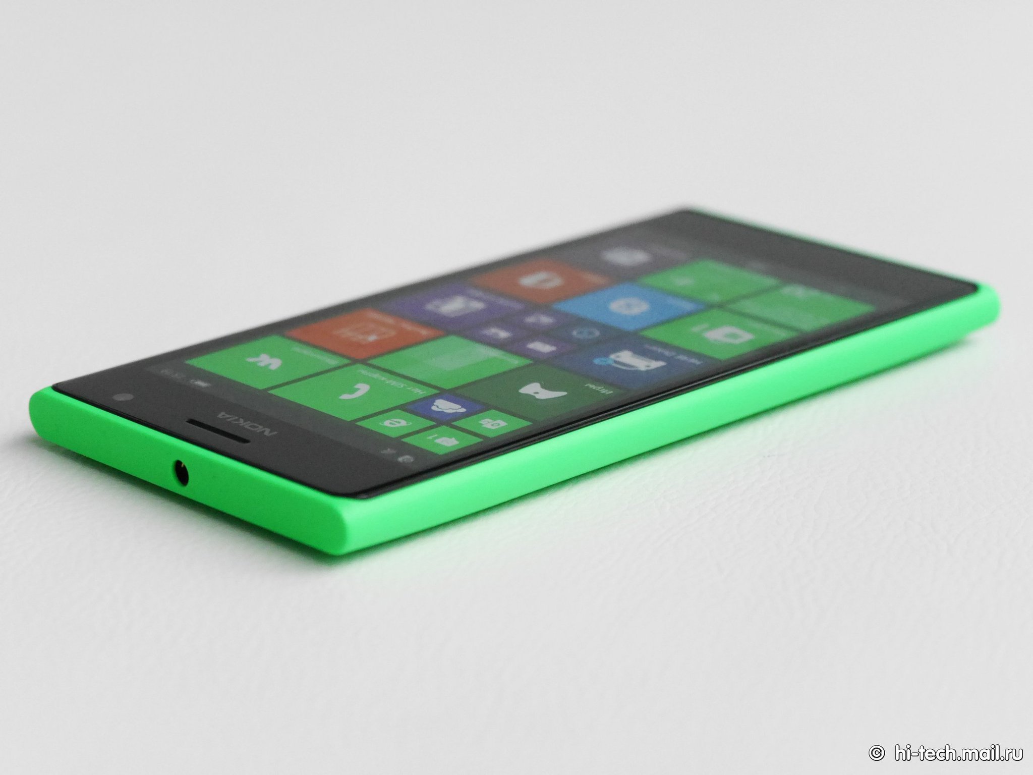 Обзор Nokia Lumia 735: недорогой смартфон с беспроводной зарядкой - Hi-Tech  Mail.ru