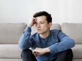 Мужчина тяжело думает, грустит Мужчина тяжело думает, грустит