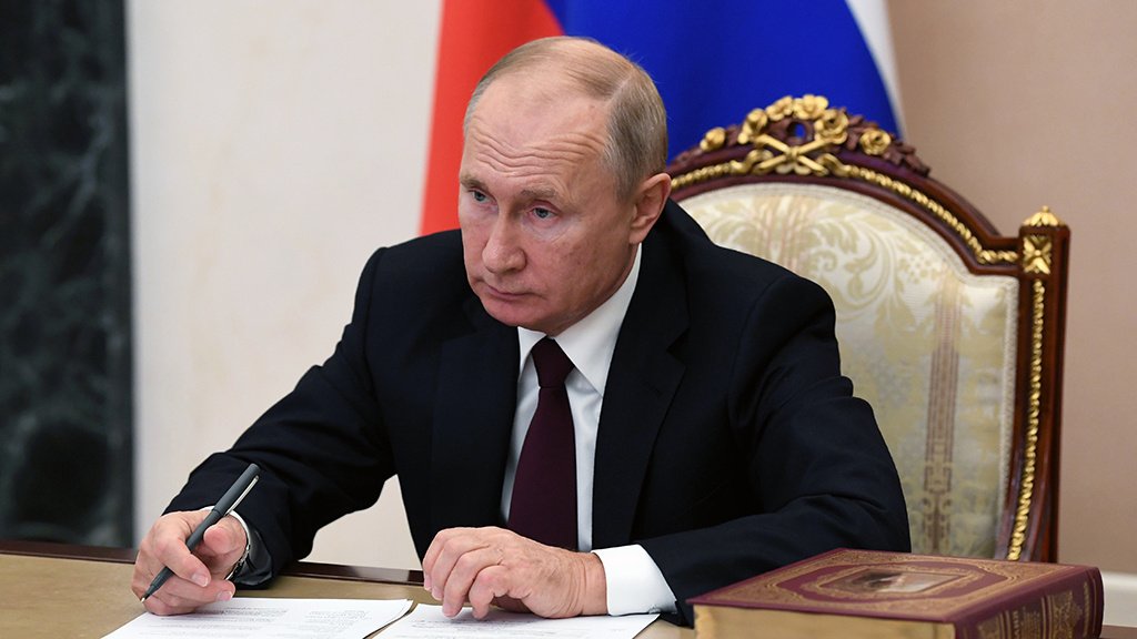 Путин поручил подумать о внедрении сетевых программ в области спорта