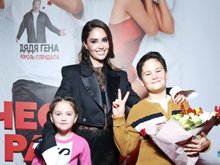 Агата Муцениеце с детьми