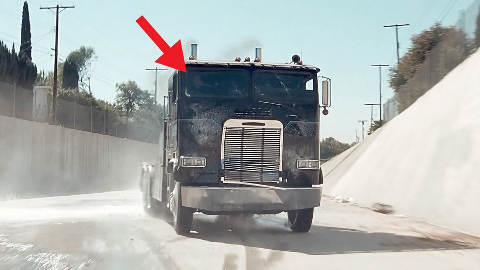  «Терминатор 2». Опять перевернутое изображение. В реальности водитель, как подобает, слева. А вот актер Роберт Патрик — справа за декоративным рулем. В фильме все выглядит наоборот.