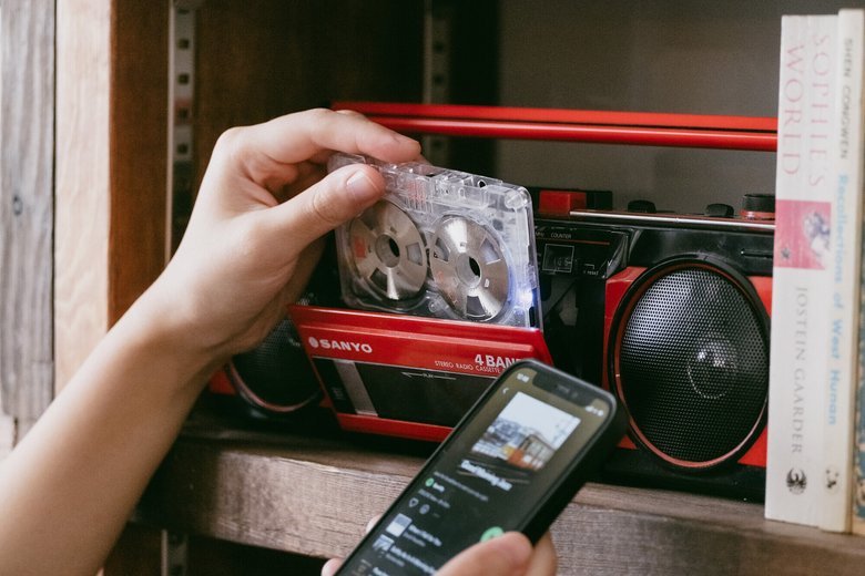 Подключить кассету к смартфону, вставить ее в магнитолу. Готово. Теперь слушать музыку можно на любом старом девайсе. Фото: Kickstarter