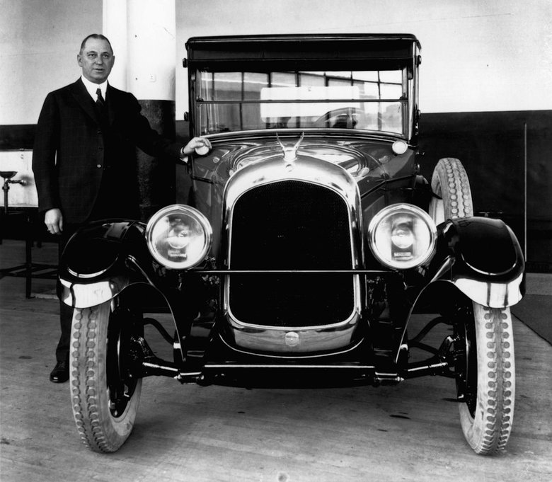  Уолтер Крайслер рядом c Chrysler Six 1924 года