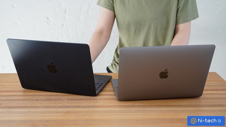 Слева MacBook Air (M2), который я заказал изначально. Справа MacBook Air (M1) в сером цвете