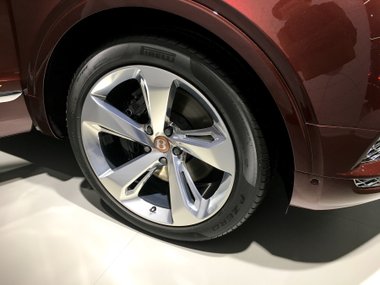 slide image for gallery: 23535 | Bentley Bentayga Hybrid