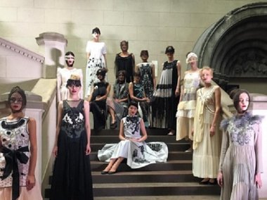 Slide image for gallery: 6401 | К открытию выставки дизайнер Антонио Маррас создал капсульную коллекцию вечерних платьев, вдохновляясь театральными костюмами Бакста @bosco_di_ciliegi