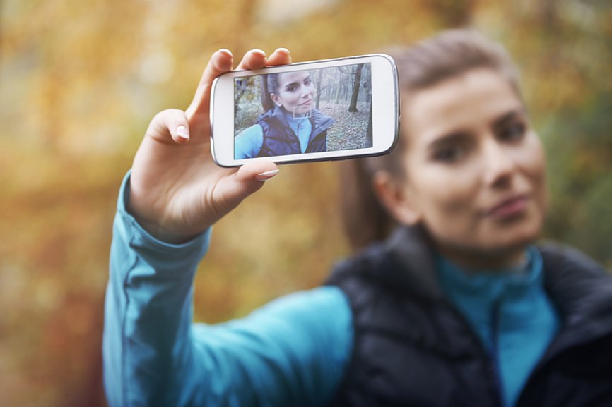 Постарайтесь избегать размещения в интернете компрометирующих фотографий или ограничьте доступ к своему профилю.