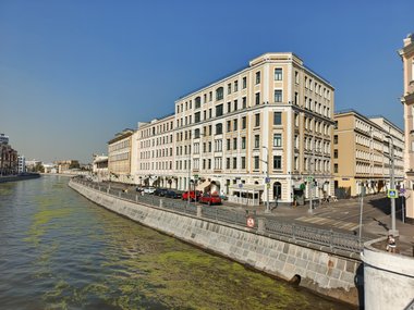 Бежевый дом на берегу Москвы реки в центре города