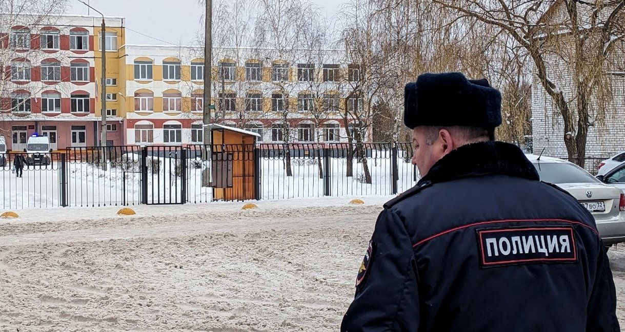 Суд в Брянске арестовал отца стрелявшей в гимназии школьницы - Новости  Mail.ru