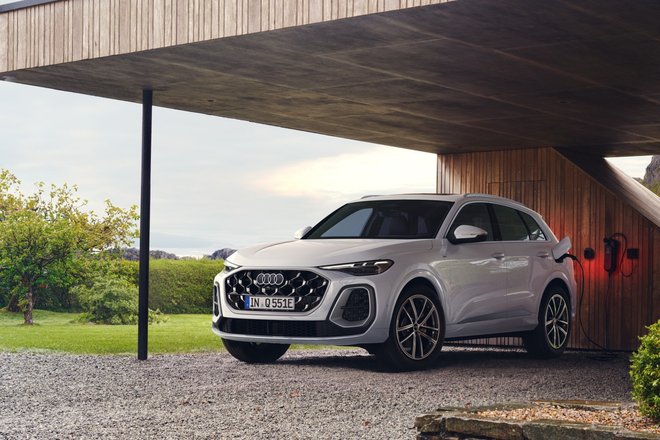 Новый Audi Q5 стал мощным заряжаемым гибридом Новый Audi Q5 стал мощным заряжаемым гибридом