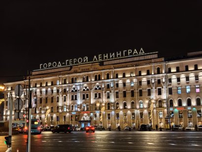 Здание напротив вокзала в Питере в ночное время