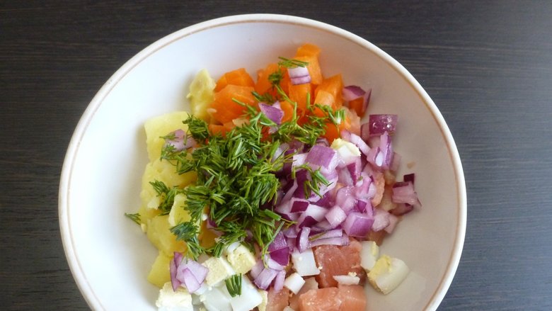 Салат с красной рыбой, огурцом и яйцами пошаговый рецепт