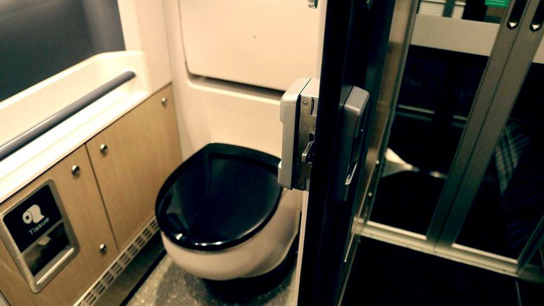 Конструкторы попытались сделать систему запирания туалета как можно более простой и понятной — чтобы он, не дай бог, не открылся случайно, когда им пользуешься. Фото: Stephen Dowling